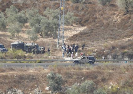 إصابات باعتداءات للمستوطنين على قاطفي الزيتون جنوب نابلس