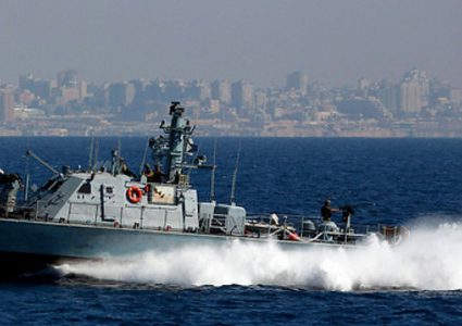 زوارق الاحتلال تستهدف الصيادين ببحر غزة