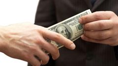 ألمانيا.. صاحب أكبر مجموعة مصرفية يقترض من سائقه !