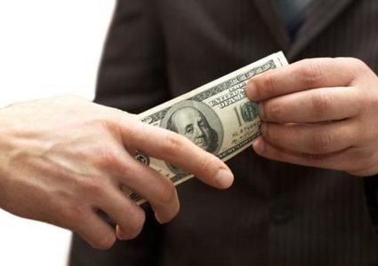 ألمانيا.. صاحب أكبر مجموعة مصرفية يقترض من سائقه !