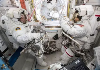 ناسا تعلن نجاح أول مهمة سير نسائي بالكامل في الفضاء