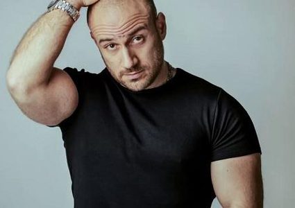 نجوم الفن ينعون والد الفنان أحمد مكي