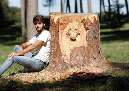 شاب إيطالي يحول جذوع الأشجار إلى لوحات فنية