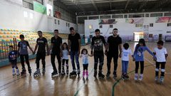 لاعبو كاراتيه يشاركون في فصل للكاراتيه في خان يونس جنوب قطاع غزة.