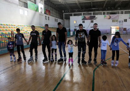 لاعبون يشاركون في فصل للكاراتيه في خان يونس