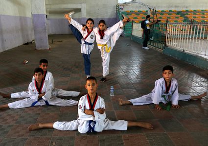 لاعبون يشاركون في فصل للكاراتيه في خان يونس