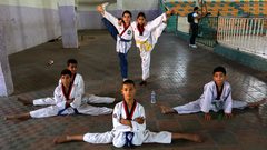 لاعبو كاراتيه يشاركون في فصل للكاراتيه في خان يونس جنوب قطاع غزة.