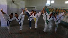 لاعبو كاراتيه يشاركون في فصل للكاراتيه في خان يونس جنوب قطاع غزة.