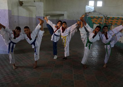 لاعبون يشاركون في فصل للكاراتيه في خان يونس