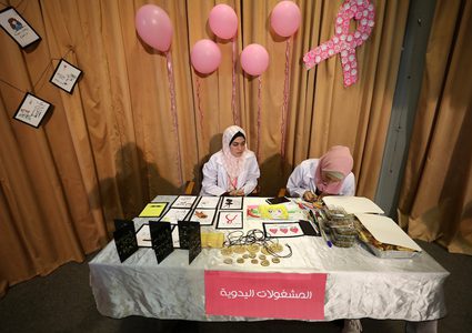 مواطنون يشاركون في حملة التوعية بسرطان الثدي في غزة