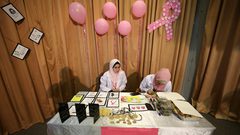 مواطنون يشاركون في حملة التوعية بسرطان الثدي في غزة