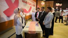 مواطنون يشاركون في حملة التوعية بسرطان الثدي في غزة