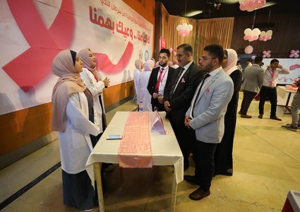 مواطنون يشاركون في حملة التوعية بسرطان الثدي في غزة
