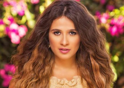 ياسمين عبد العزيز تنشر صورتها من مرحلة الطفولة