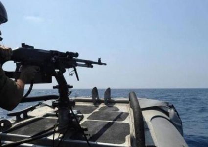 الاحتلال يستهدف مراكب الصيادين في بحر غزة