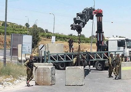 قوات الاحتلال تُغلق مدخل بلدة بيت أمر بالمكعبات الإسمنتية
