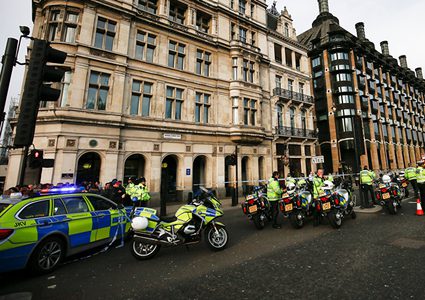 كاميرا توثق لحظة تعرض سياح لسطو مسلح بلندن