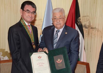 الرئيس يمنح وزير الدفاع الياباني وسام النجمة الكبرى