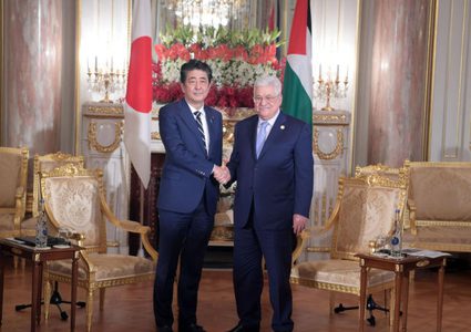 الرئيس عباس يلتقي وزير الخارجية الياباني