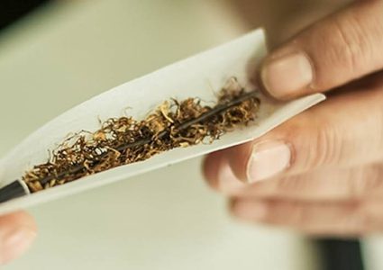 الخليل: مواطن يبلغ الشرطة عن ابنه لتعاطيه المخدرات