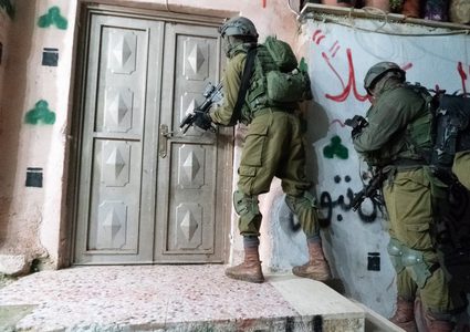 الاحتلال يعتقل 10 مواطنين بالضفة الغربية