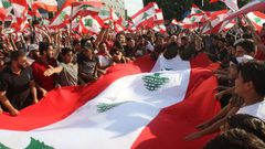 اللبنانيون يواصلون الاحتجاجات