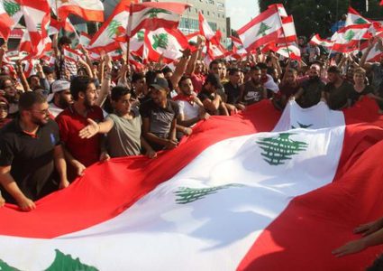 اللبنانيون يواصلون الاحتجاجات