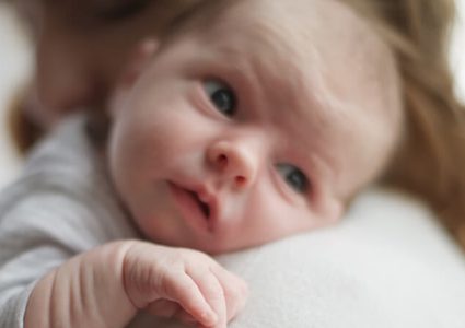 لماذا يحمل الأهالي أطفالهم على ذراعهم الأيسر؟