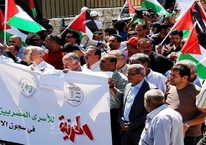 دورا: وقفة تضامنية مع الأسرى المضربين عن الطعام