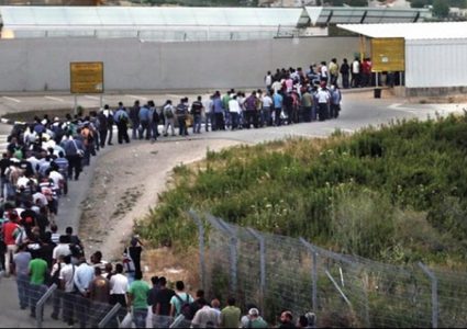 تقرير: ثلث العمال يشترون تصاريحهم عبر سماسرة