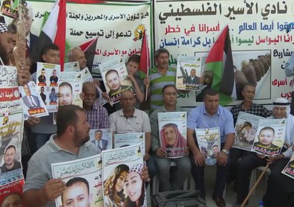 وقفة تضامنية مع الأسرى أمام مقر الصليب الأحمر في الخليل