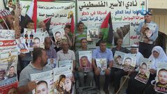 وقفة تضامنية مع الأسرى أمام مقر الصليب الأحمر في الخليل