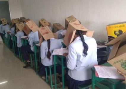 الهند.. كلية تجبر طلابها على إرتداء صناديق ورقية على رؤوسهم!