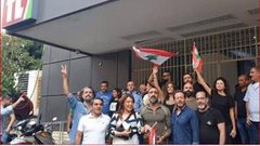 فنانون يقتحمون التلفزيون الرسمي ويطالبون بنقل احداث ثورة لبنان