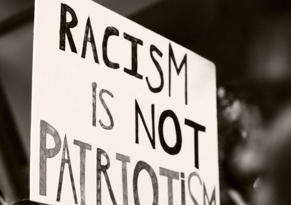 شاب يتلقى درسا عنيفا بسبب عنصريته