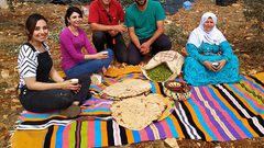 الحاجة ام محمد نموذج المرأة الفلسطينية المكافحة