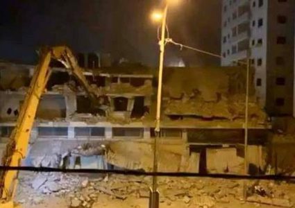 آليات الاحتلال تهدم منزل عائلة الشهيد علي خليفة