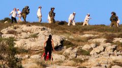 مستوطنون يمنعون المواطنين من التواجد في أراضيهم