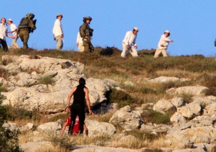 مستوطنون يمنعون المواطنين من التواجد في أراضيهم