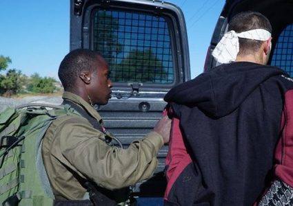 سلطات الاحتلال تعتقل شاباً على معبر الكرامة