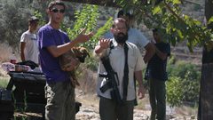 مستوطنون يستولون على معدات قطف الزيتون بقرية ياسوف