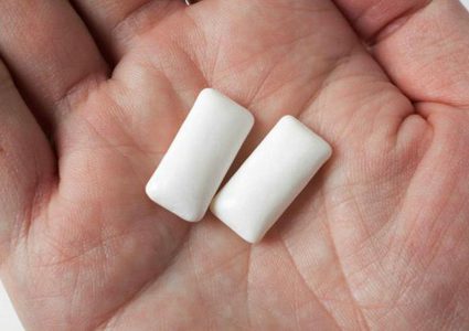 دراسة: مضغ العلكة يساعد على خسارة الوزن الزائد