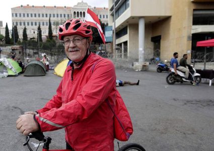 اللبناني رجا زحلان.. عجوز يجوب لبنان من أجل "الثورة"