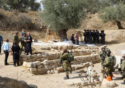 المستوطنون يواصلون اعتداءاتهم على قاطفي الزيتون