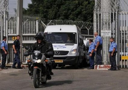 نقل الأسيرين المضربين "الهندي وزهران" إلى مستشفى الرملة