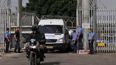 نقل الأسيرين المضربين "الهندي وزهران" إلى مستشفى الرملة