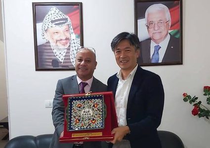 أبو هولي يطالب جايكا بدعم  مخيمات اللاجئين في قطاع غزة ولبنان