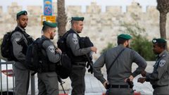 قوات الاحتلال تدنس مسجد الأربعين في العيسوية
