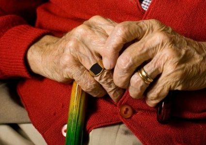 شاهد مسن روسي يتحدى الطقس والسن للحفاظ على صحته !