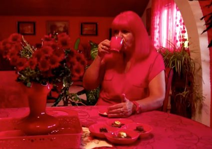 تعرفوا على قصة "المرأة الحمراء" من الألف إلى الياء